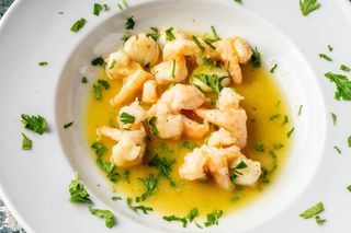 Creveți in sos de vin cu usturoi