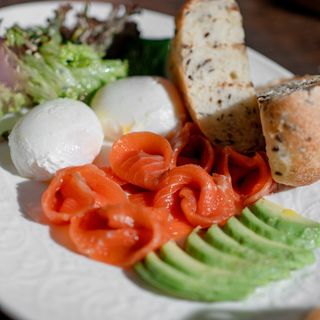 Завтрак с форелью и авокадо