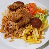 Plato Kebab Combinado Con Alitas Y Falafel