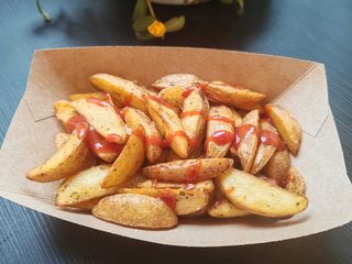 Spicchi di patate fritti