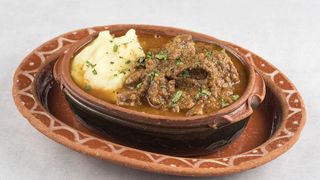 Juneći gulaš "salonski" sa pire krompirom