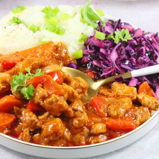 Gulasz wieprzowy,ziemniaki,surówka