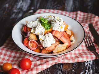 Салат з томатів та сиру