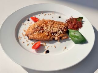 КУРЯЧА ГРУДИНКА В СОУСІ ТЕРІЯКИ З ФІСТАШКОВИМИ КРИХТАМИ (180g)