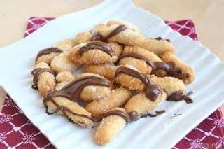 Straccetti fritti alla nutella con zucchero a velo e granella di pistacchi