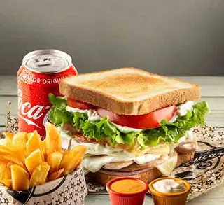 Sándwich De Pollo Con Patatas Caseras Y Bebida