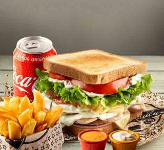 Sándwich De Pollo Con Patatas Caseras Y Bebida