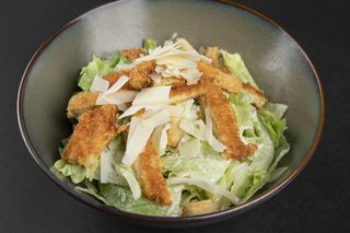 Salata Cesar cu pui crocant
