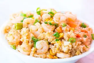 Riso saltato con gamberi, verdure e uovo strapazzato 虾仁炒饭