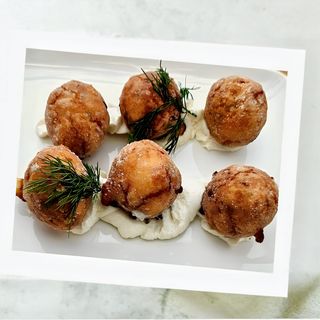 Кашкавалени кюфтенца с пресни билки и мус от сирене (200г)