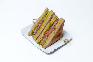 Sendvis cu vita, sos tonnat si avocado