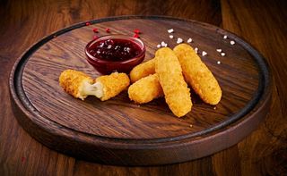 Сирні палички з брусничним соусом (5 штук)