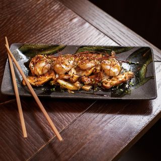 Hotetakai: vieiras braseadas con salteado de shiitakes