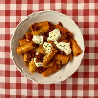 RIGATONI CON NDUJA PICANTE Y STRACIATELLA Y MIEL