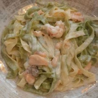 tagliatelles con salmón y gambas a la crema