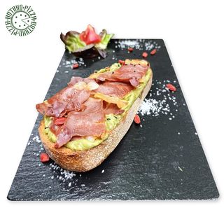 Avokado sa crispy pršutom