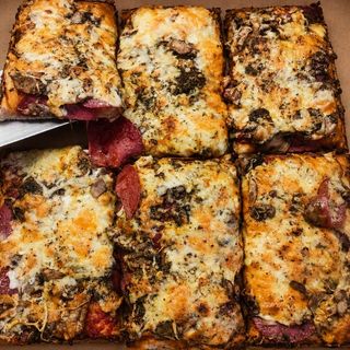 Pizza firmowa salami