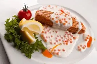 Семга с рисом в икорном сливочном соусе