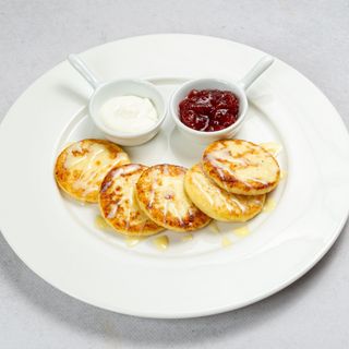 Placuszki serowe ze śmietaną i dżemem