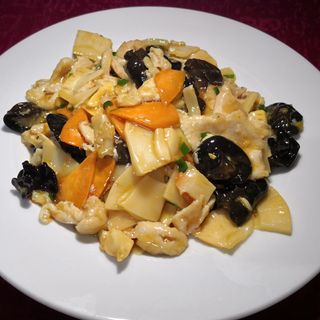 62. Пилешко с черни гъби и бамбук (700гр)