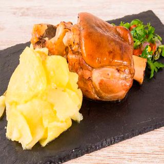 Codillo de Cerdo con Patatas