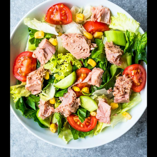 Salada de vegetais, atum e ovo 