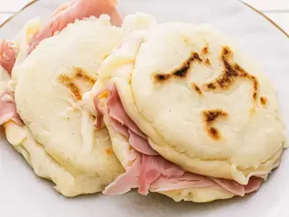 Arepa de jamón y queso