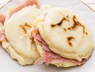 Arepa de jamón y queso