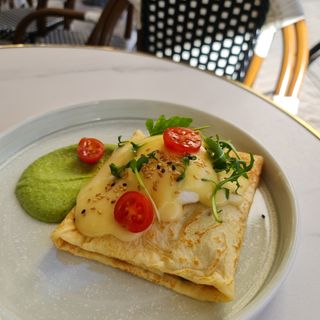 crepes de pollo benedict