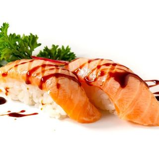 S1-1. Nigiri Salmón Flameado (2 Uds.)