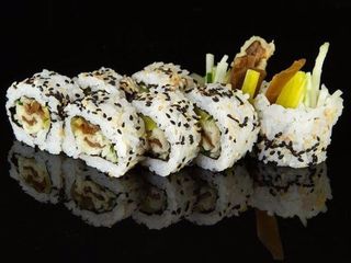 Uramaki warzywa, serek, posypany sezamem 8 szt.