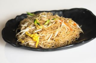 Spaghetti di riso con pollo