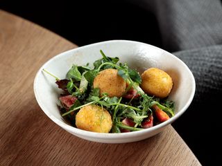 Салат свіжий з сирними болами (150g)