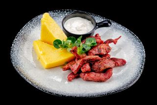 Pastrama la gratar cu mamaliga si mujdei