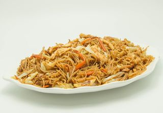 Fidea de orez prajita cu carne de pui