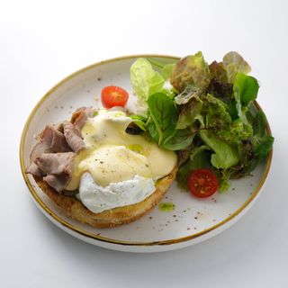 Бенедикт с ростбифом