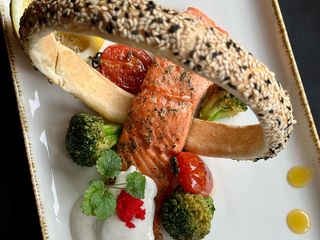 Філе лосося з овочами під вершковим соусом/Salmon fillet with asparagus beans (150g)