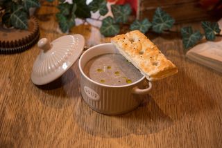 Supa crema de ciuperci cu ulei de trufe