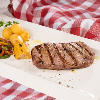 Entrecot De Ternera Angus Con Salsa Y Guarnición