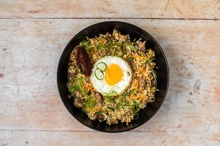 Pržena riža s mesom i povrćem