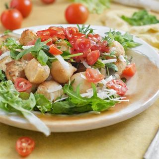 Angioletti con fior di latte, rucola, pomodorini e scaglie