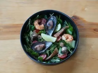 Теплий салат з морепродуктами