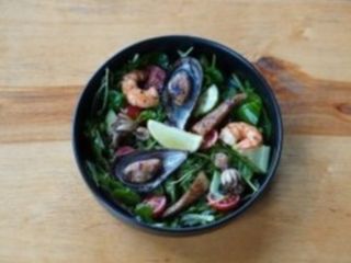 Теплий салат з морепродуктами