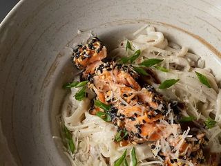 Удон з лососем у вершковому соусі (240г)