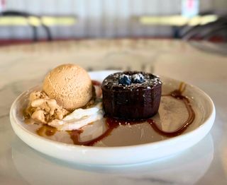 Petit Gâteau com 1 Bola de Gelado