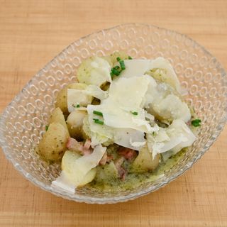 Patatas de río s/g pesto, bacon y parmesano