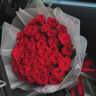 Buchet 41 trandafiri rosii si folie transparenta