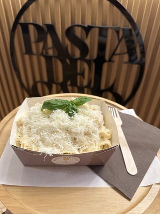 Fettuccine alfredo in a wheel on cheese 350gr