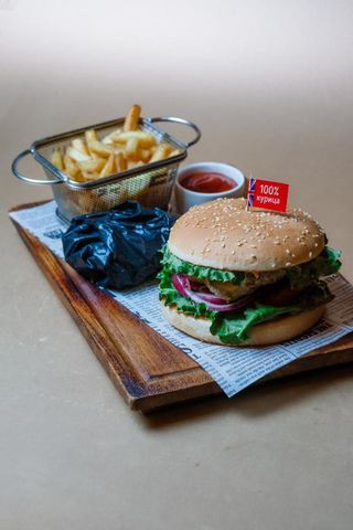 Бургер с курицей и  овощами.