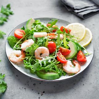 Салат с креветками и авокадо